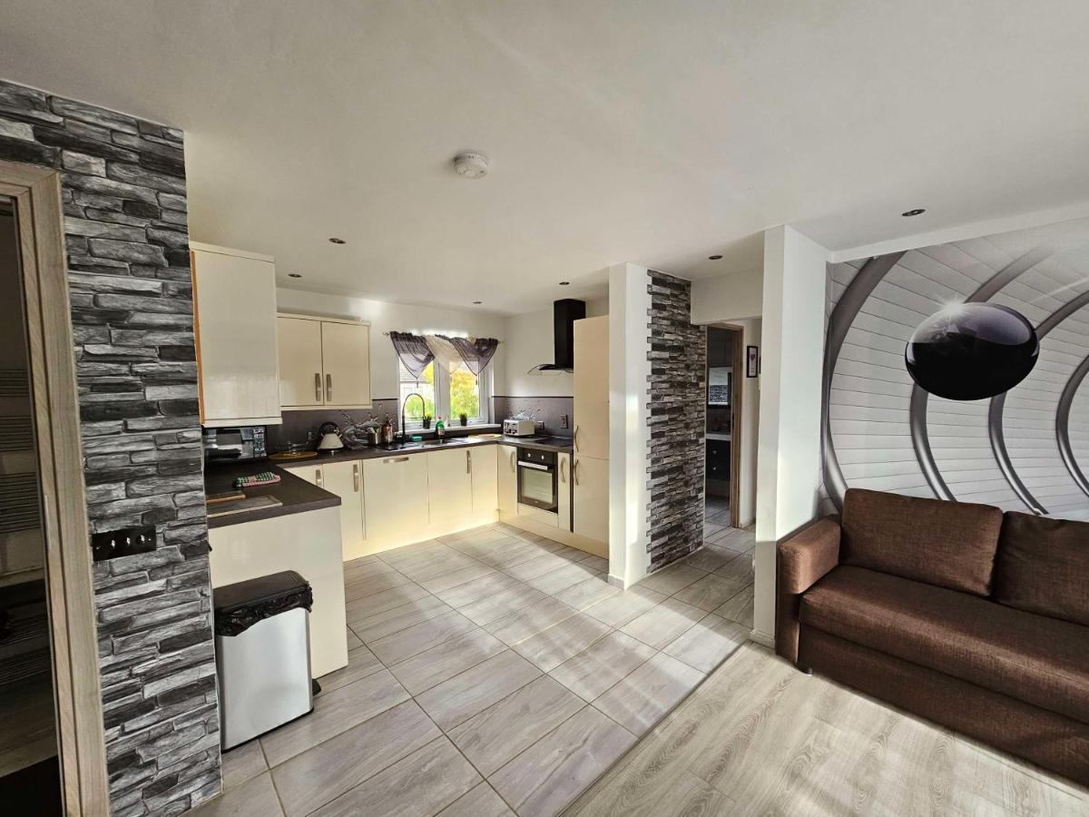 Modern Urban Haven: Stylish Getaway Apartamento Lisburn Exterior foto